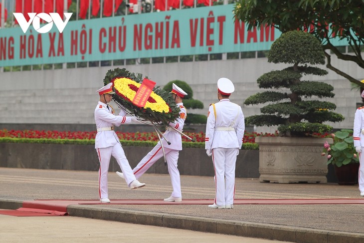 Dòng người thành kính vào Lăng viếng Bác trong ngày sinh của Người - ảnh 8