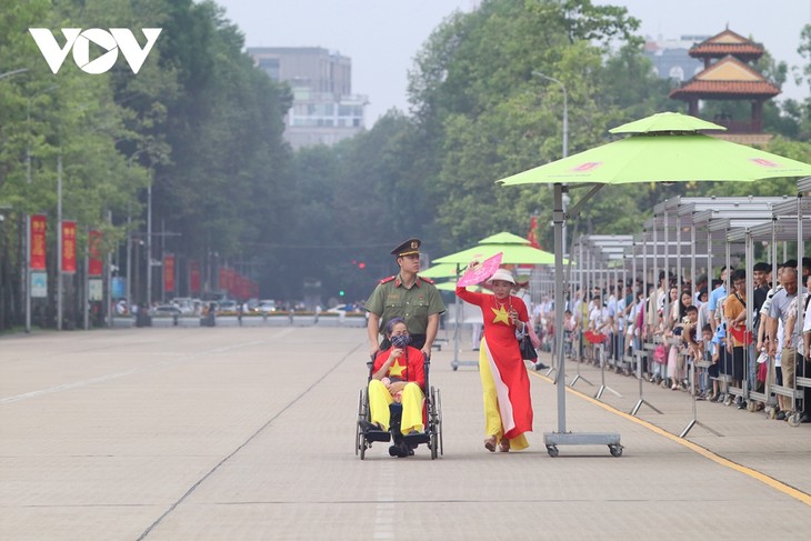 Dòng người thành kính vào Lăng viếng Bác trong ngày sinh của Người - ảnh 9