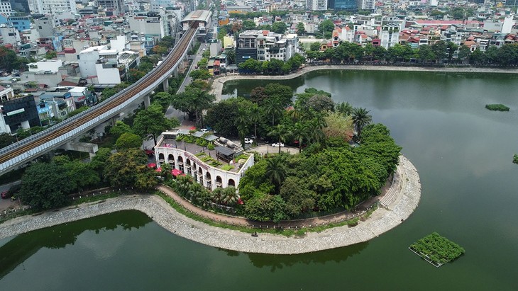 Cận cảnh hồ Hoàng Cầu tuyến phố ẩm thực. trình diễn sân khấu đêm mới của Hà Nội - ảnh 2