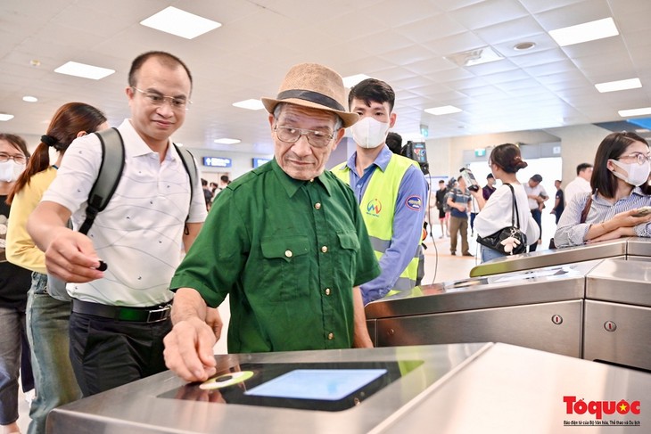 Người dân Thủ đô háo hức trải nghiệm tuyến đường sắt đô thị Nhổn - ga Hà Nội - ảnh 4