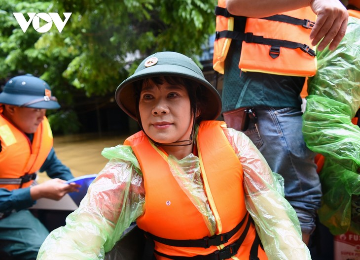 Người dân vùng lũ Thái Nguyên ấm lòng nhận nhu yếu phẩm cứu trợ từ đồng bào - ảnh 14