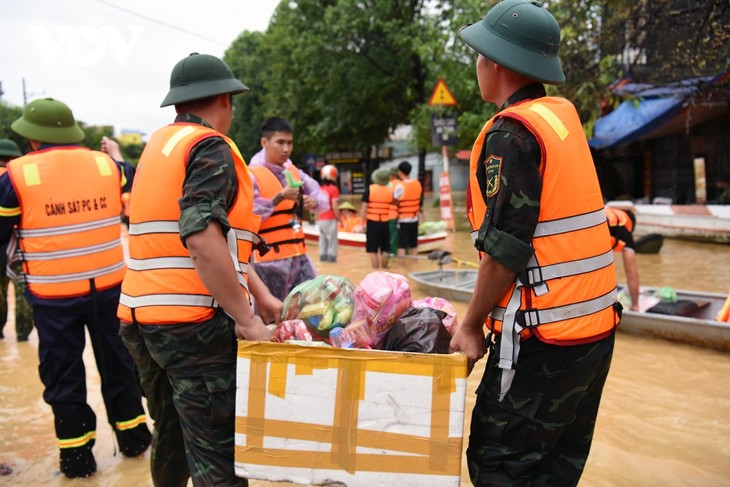 Người dân vùng lũ Thái Nguyên ấm lòng nhận nhu yếu phẩm cứu trợ từ đồng bào - ảnh 3