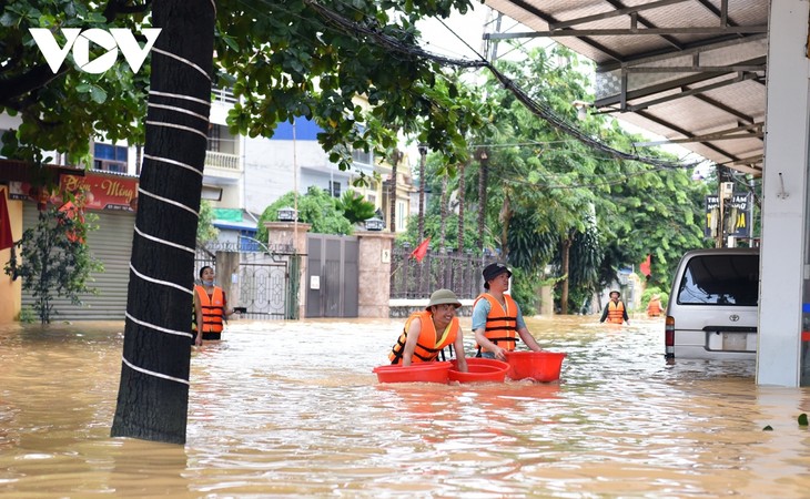 Người dân vùng lũ Thái Nguyên ấm lòng nhận nhu yếu phẩm cứu trợ từ đồng bào - ảnh 9