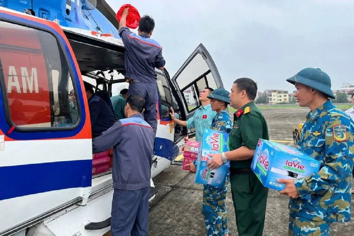 Bên trong một chuyến bay chở hàng cứu trợ từ Hà Nội lên Cao Bằng - ảnh 5