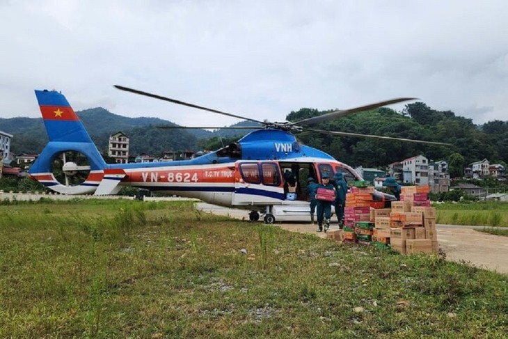 Bên trong một chuyến bay chở hàng cứu trợ từ Hà Nội lên Cao Bằng - ảnh 11