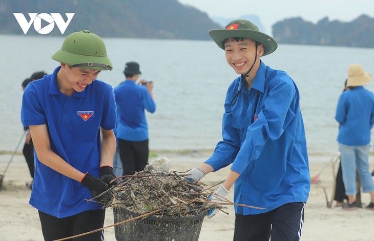 Quảng Ninh tổng vệ sinh dọn dẹp bãi biển và phố phường - ảnh 1