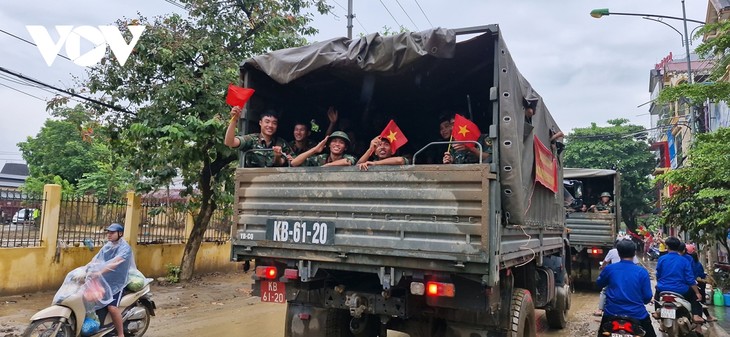 Người dân vùng lũ Yên Bái bịn rịn chia tay bộ đội - ảnh 14