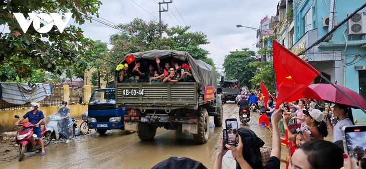 Người dân vùng lũ Yên Bái bịn rịn chia tay bộ đội - ảnh 16