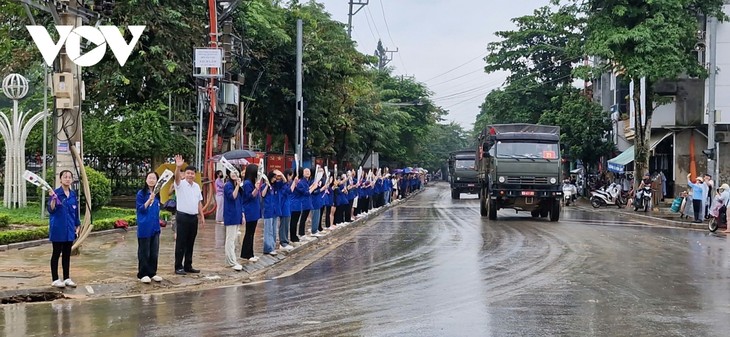 Người dân vùng lũ Yên Bái bịn rịn chia tay bộ đội - ảnh 1