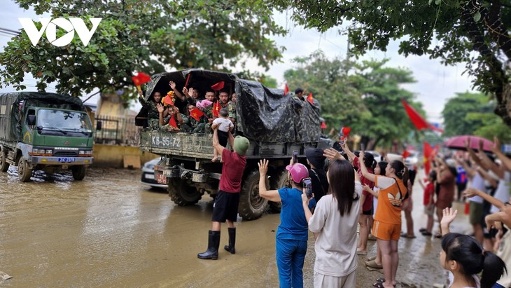 Người dân vùng lũ Yên Bái bịn rịn chia tay bộ đội - ảnh 3