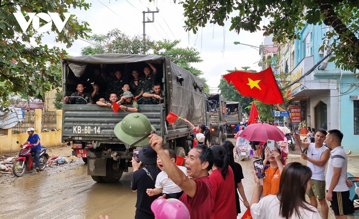 Người dân vùng lũ Yên Bái bịn rịn chia tay bộ đội - ảnh 4