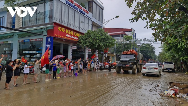 Người dân vùng lũ Yên Bái bịn rịn chia tay bộ đội - ảnh 6