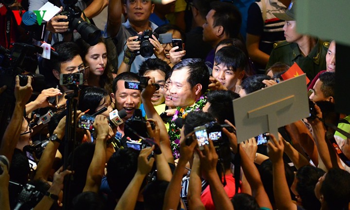 Olympic gold medalist Hoang Xuan Vinh welcomed home - ảnh 8