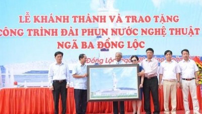 女子青年ボランティア10人を顕彰する噴水台の落成式 - ảnh 1