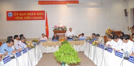 フック副首相、ティエンザン省視察 - ảnh 1