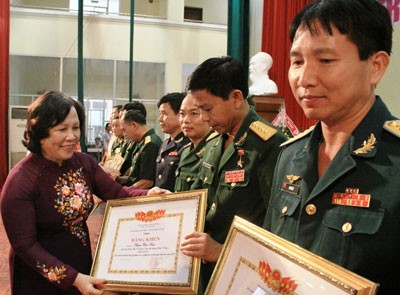 海と島の防衛の功労者を顕彰する会議 - ảnh 1