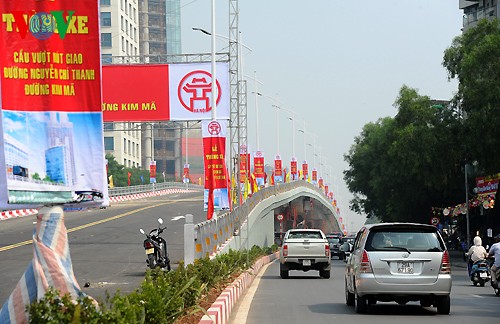 キムマ通りとグェン・チ・タイン通りを結ぶ陸橋の開通 - ảnh 1