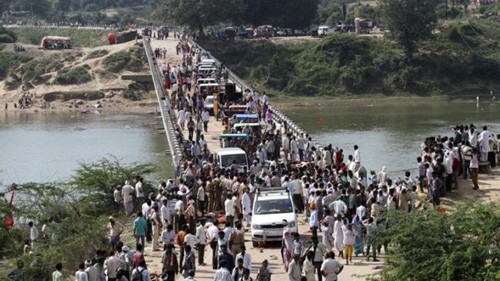 インド中部の寺院で参拝者が将棋倒し、約115人死亡 - ảnh 1