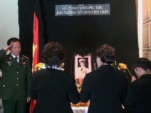 在外ベトナム大使館、弔問式を行う - ảnh 1