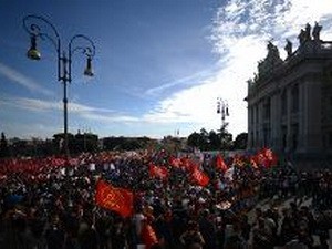 ローマで７万人が反緊縮デモ、一部暴徒化 - ảnh 1