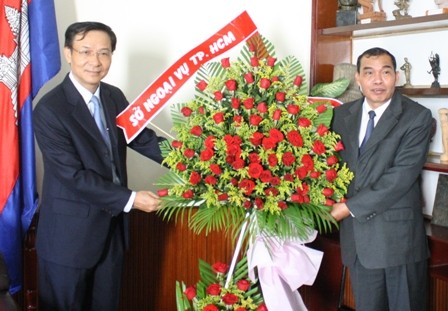 ベトナム指導者ら、カンボジア独立60周年を記念するに祝電を送る - ảnh 1