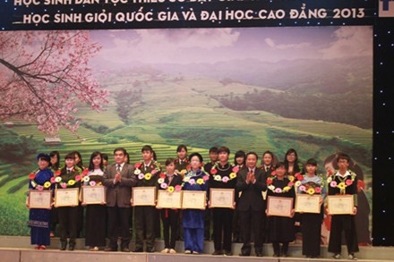 優れた成績をあげた少数民族出身の学生表彰式典 - ảnh 1