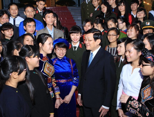 サン主席、優れた教師104名と懇親 - ảnh 1