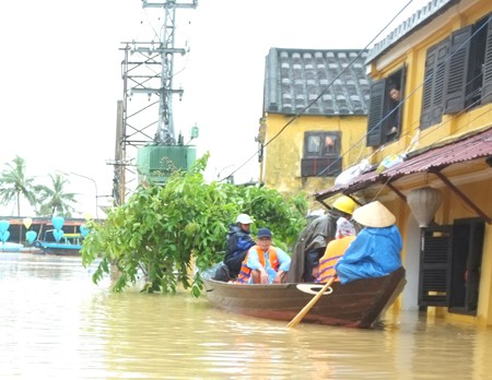 中部各省、自然災害による被害克服を急いでいる - ảnh 1