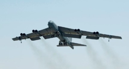 米軍B52爆撃機2機が事前通告せず飛行 - ảnh 1