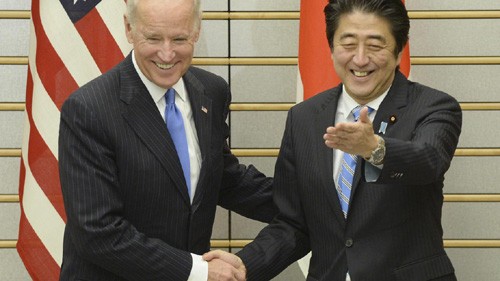 安倍首相、米国のバイデン副大統領と電話会談 - ảnh 1