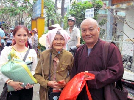 貧困者と枯葉剤被害者のため テト用品提供 - ảnh 1