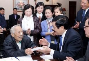 サン国家主席、芸術家らにテトの挨拶をする - ảnh 1