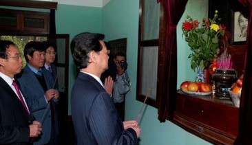 ズン首相、ホーチミン主席記念区に線香を手向ける - ảnh 1