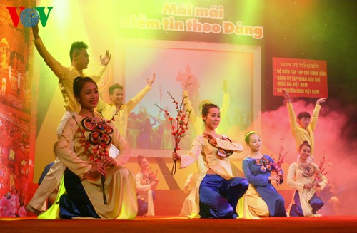 「永遠に共産党を信じる」文芸交流会 - ảnh 1