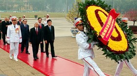 党・政府代表団、ホーチミン廟に花輪 - ảnh 1