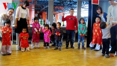 各国在留ベトナム人学生、テトを楽しんだ - ảnh 1