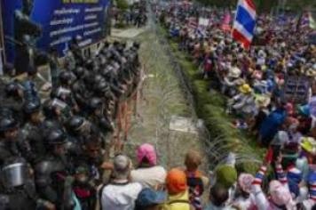 元首相創業の高層ビルを包囲…タイ反政府デモ隊 - ảnh 1