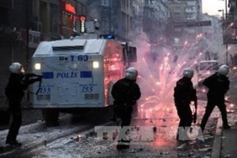 トルコ、デモ隊と警察の衝突で1人死亡 - ảnh 1