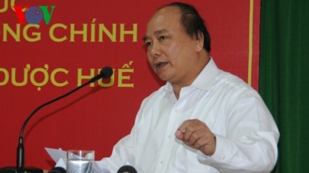 フック副首相、フェ市の医薬大学を訪れる - ảnh 1