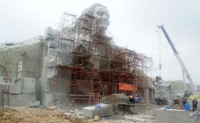 クァン大臣、建設中の「英雄称号を持つ母親」の記念塔を訪れる - ảnh 1