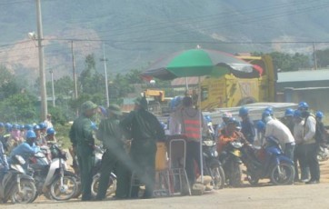 ブンアン経済区の労働者、仕事に戻る - ảnh 1