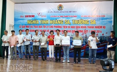 ダナン市労働連盟、漁民に贈り物 - ảnh 1