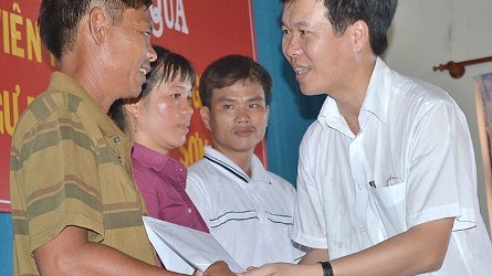 ベトナム労働総連盟などはクァンガイ省の漁民を支援 - ảnh 1