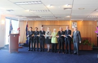 豪でのアセアン旗の掲揚式 - ảnh 1