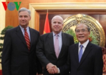 フン国会議長、米国上院のジョン・マケイン議員と会見 - ảnh 1