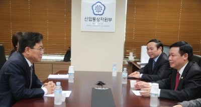 経済中央委員長、韓国産業通商資源相と会見 - ảnh 1