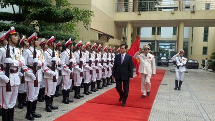 ズン首相、人民公安部門の幹部と懇親 - ảnh 1