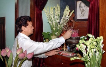 ズン首相、ホーチミン主席の遺跡地区で線香を手向ける - ảnh 1