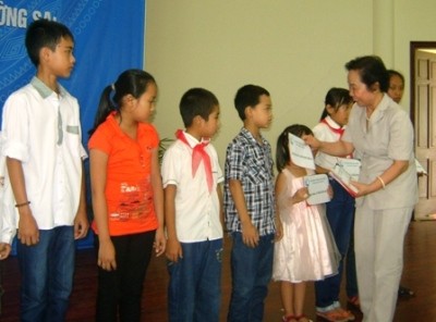 ゾアン副主席、貧しい生徒・学生に奨学金 - ảnh 1