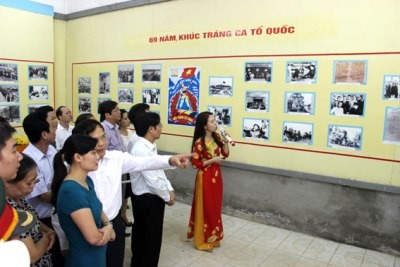 8月の革命を記念し様々な活動 - ảnh 1